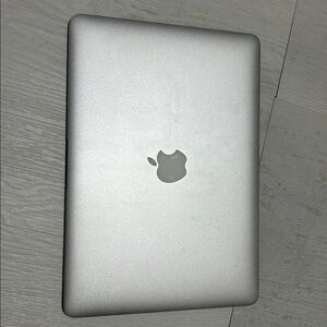 121 Gb Apple MacBook in Sleek Silver Finish